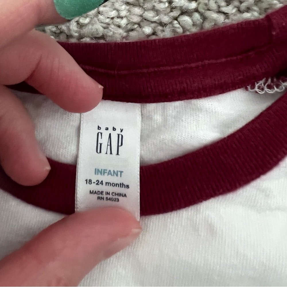⚪️GAP: Boy size 18-24 M, white w/maroon “Big man on campus” long sleeve tee⚪️ - Picture 2 of 11